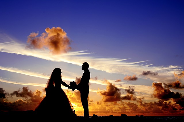 novomanželé při západu slunce