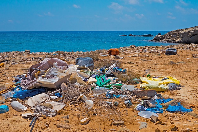 plastový odpad na pláži
